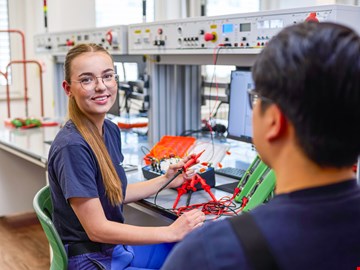auszubildende-arbeitsplatz junge Frau an ihrem Arbeitsplatz